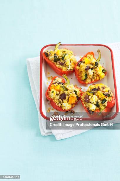 stuffed peppers with quinoa, sheeps cheese and raisins - fetta - fotografias e filmes do acervo
