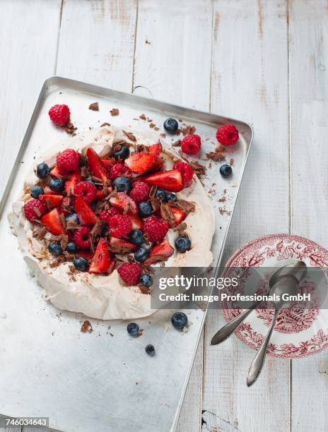 pavlova with berries - chocolate chunks top view stock pictures, royalty-free photos & images
