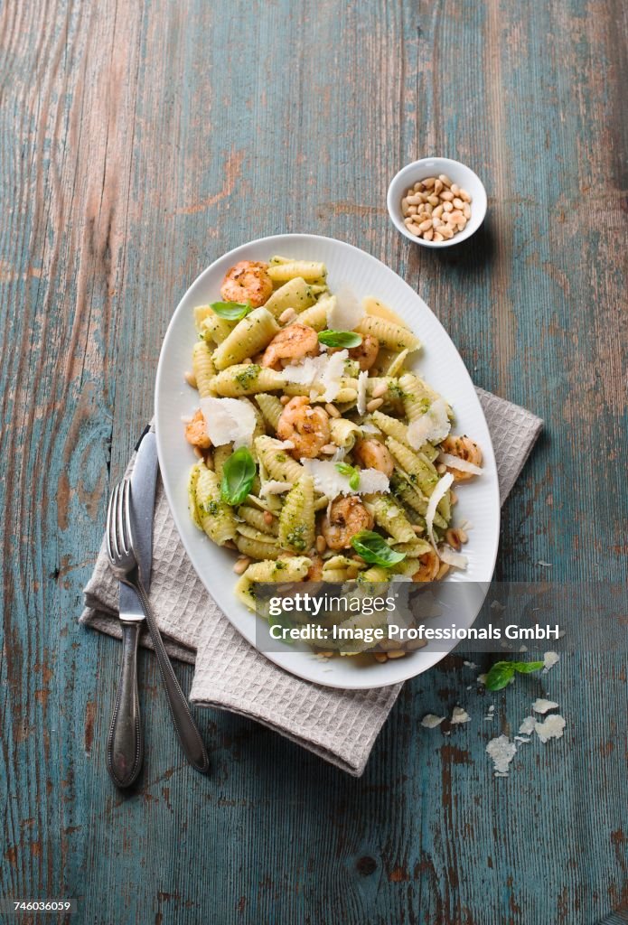 Pasta salad with prawns and pesto