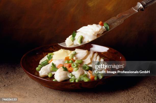 cod with vegetables and mayonnaise - merluza fotografías e imágenes de stock