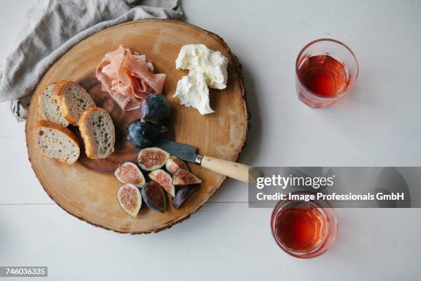 parma ham, figs, bread and cream cheese on a wooden platter - jause bildbanksfoton och bilder