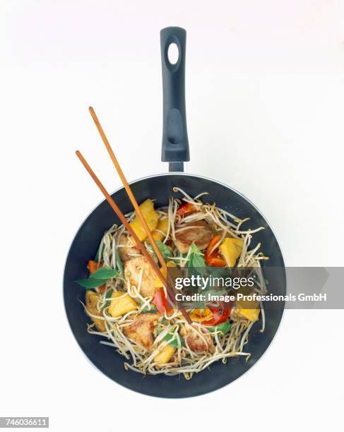 vegetables and meat in wok - wok stockfoto's en -beelden