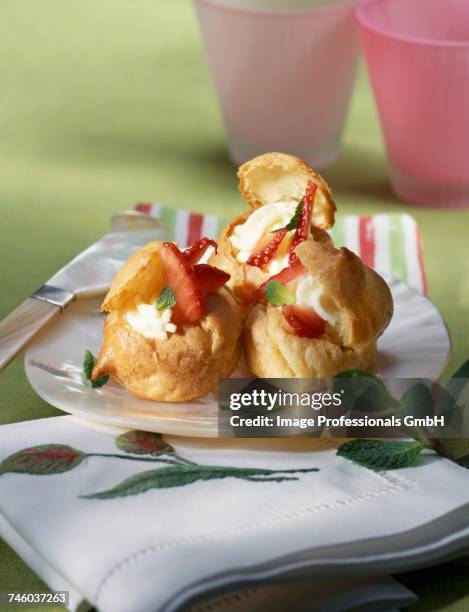 strawberry cream puffs - chouquette stock-fotos und bilder