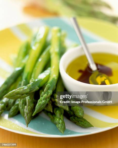 green asparagus with french dressing - vinaigrette dressing ストックフォトと画像