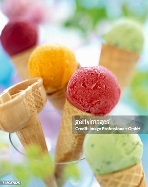 ice cream cones - glace pistache photos et images de collection