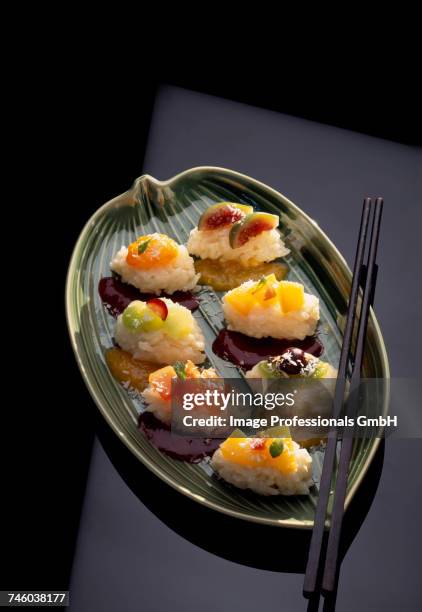 exotic fruit sushis - sushis stock-fotos und bilder