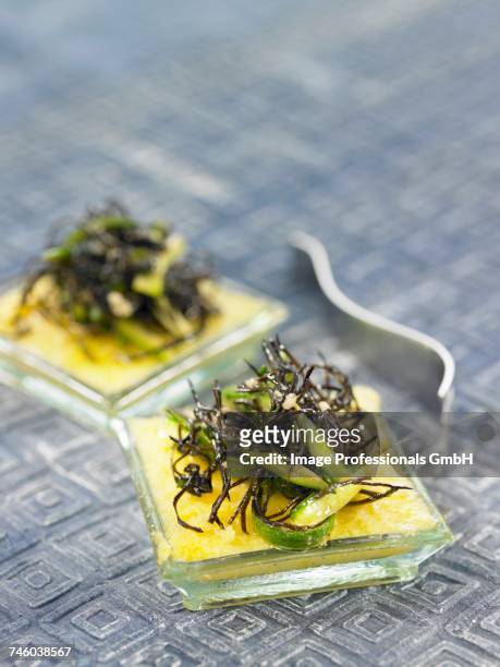 arame seaweed and polenta tapas - arame stock-fotos und bilder