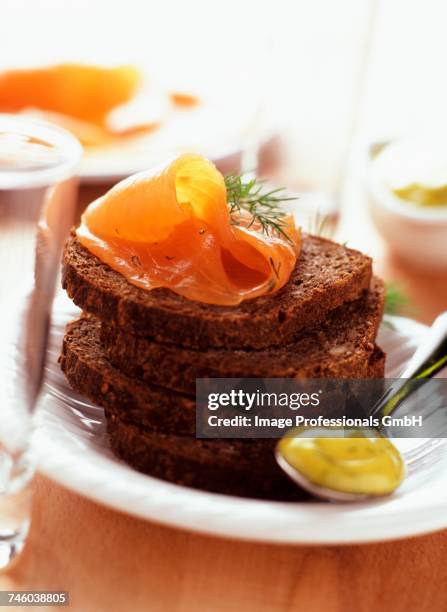 salmon gravlax - roggebrood stockfoto's en -beelden