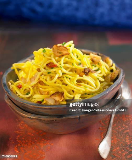 spaghettis with guindilla pepper and garlic - vegetarian food pyramid stock pictures, royalty-free photos & images