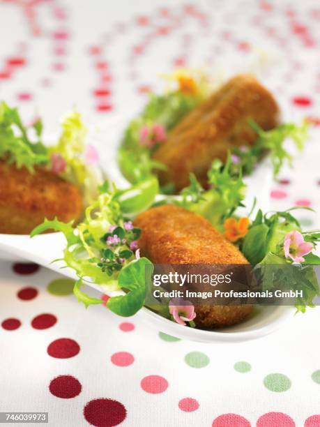 monkfish and shrimp croquettes - kroket stockfoto's en -beelden