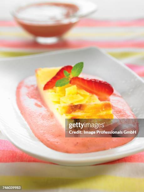 fromage blanc tart with strawberry fool - fromage blanc photos et images de collection
