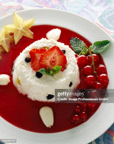 fromage frais with fruit and summer fruit coulis - fromage blanc photos et images de collection