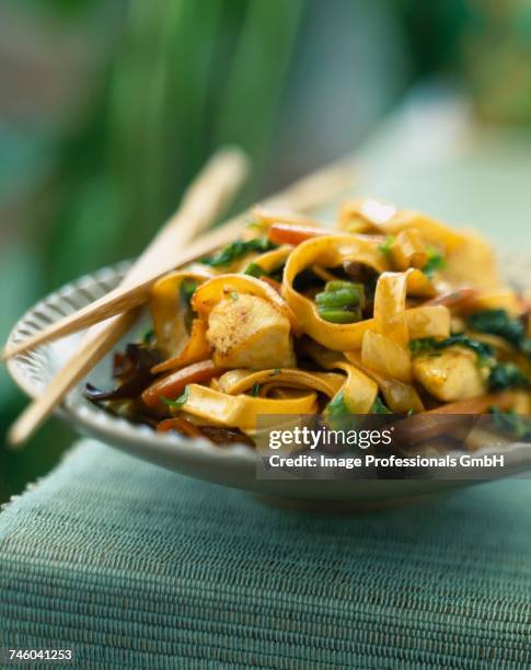 noodles sauted with chicken, vegetables and black mushrooms - wood ear stock pictures, royalty-free photos & images