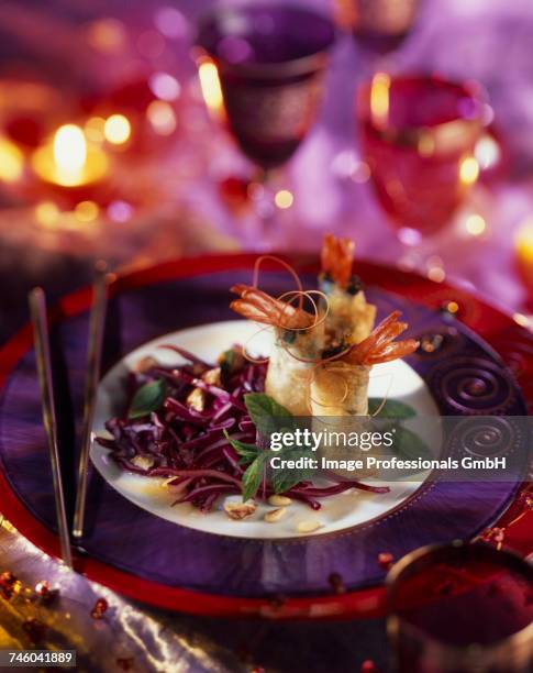 prawn nems, mint salad - gambas photos et images de collection