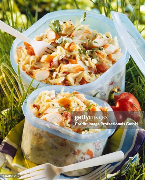 pasta and surimi salad - surimi photos et images de collection