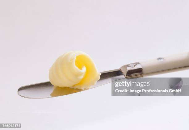 curl of butter on knife - untar de mantequilla fotografías e imágenes de stock