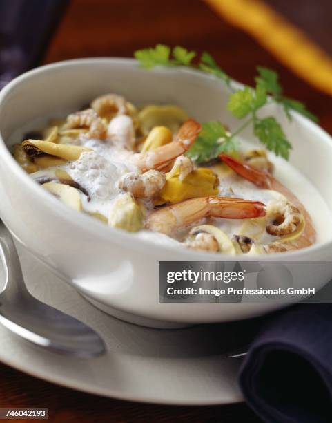 seafood and shellfish soup - gambas photos et images de collection