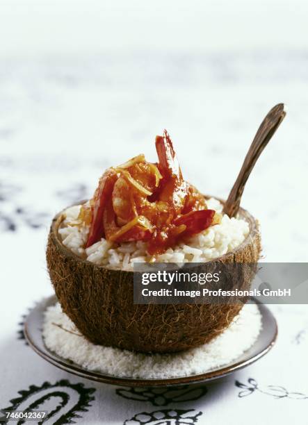 coconut rice with prawns - gambas photos et images de collection