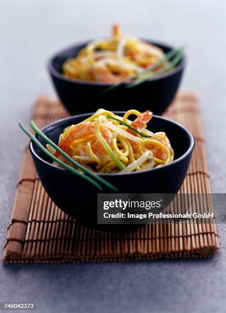 prawn and beansprout salad - gambas photos et images de collection