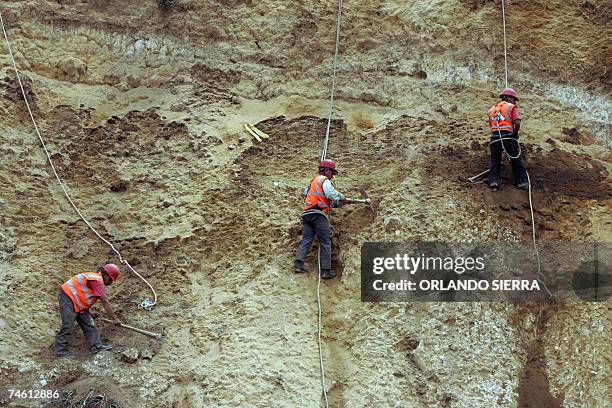 Empleados de Caminos trabajan en la ladera de un cerro en la periferia oeste de Ciudad de Guatemala, el 14 de junio de 2007. El presidente Oscar...