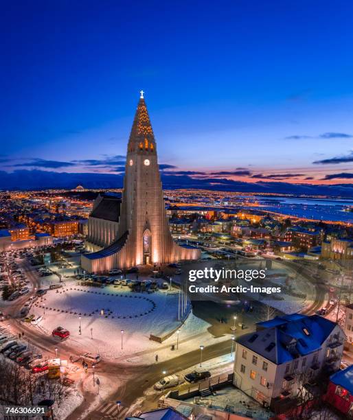 hallgrimskirkja church, reykjavik iceland. this image is shot using a drone. - reikiavik fotografías e imágenes de stock