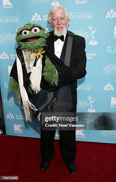 Actor/Puppeteer Carroll Spinney and "Oscar the Grouch" arrive to the 34th Annual Daytime Creative Arts & Entertainment Emmy Awards held at the...