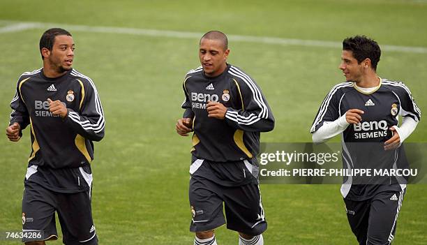 Brazilian defender Marcelo Vieira , Roberto Carlos and Cicinho run during a Real Madrid training session in Madrid 15 June 2007. AFP PHOTO /...