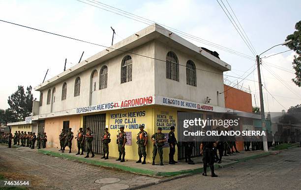 Miembros de la Policia Nacional Civil y soldados del Ejercito de Guatemala retoman el control de Ciudad de Sol, en la periferia sur de Ciudad de...