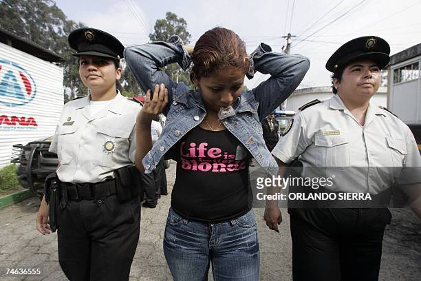 Dos mujeres agentes de la Policia Nacional Civil arrestan a Ilda Mendoza, una supuesta distribuidora de marihuana en Ciudad de Sol, en la periferia...
