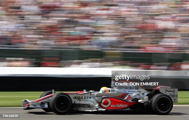 Indianapolis, UNITED STATES: Formula One driver Lewis Hamilton of Britain races past the crowd during the first practice 15 June, 2007 for the United...