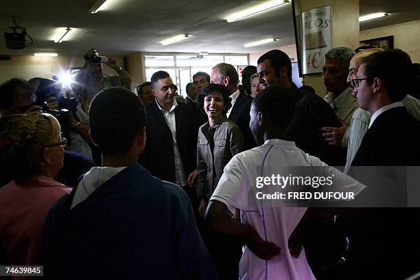 Vaulx-en-Velin, FRANCE: La ministre de la Justice Rachida Dati discute avec des jeunes dans un snack-bar, le 15 juin 2007 a Vaulx-en-Velin, ou elle...