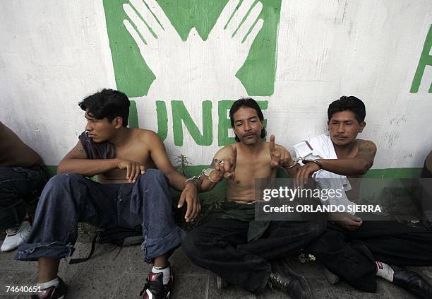 Tres mareros esperan su trasladado tras ser detenidos en Ciudad de Sol, Guatemala, el 15 de junio de 2007. En Ciudad del Sol, donde existe una fuerte...