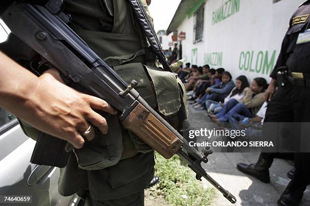 Al menos una decena de mareros y distribuidores de drogas son vigilados en Ciudad de Sol, 30km al sur de Ciudad de Guatemala, el 15 de junio de 2007....