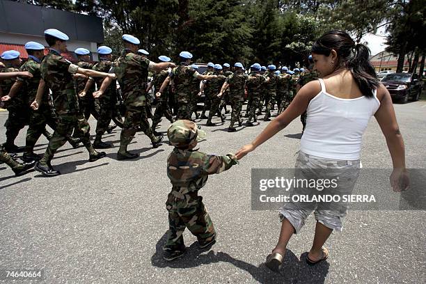 El nino Oscar Daniel Canrey busca a su padre Pedro Canrrey, quien forma parte del V contingente militar que participara en la Mision de las Naciones...