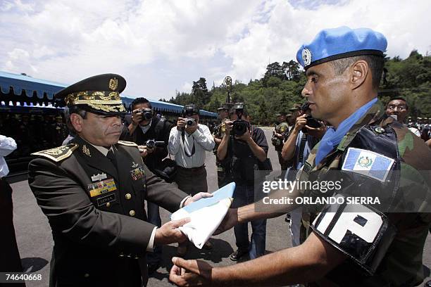 El ministro de la Defensa, general de Division Ronaldo Cecilio Leiva le entrega el pabellon nacional al coronel de Artilleria Franklin Rocael Cabrera...