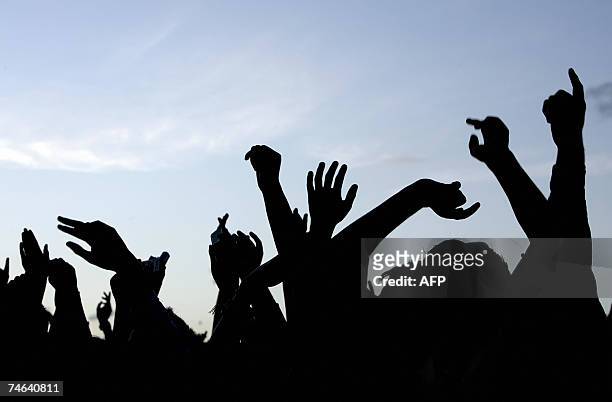 London, UNITED KINGDOM: Music fans dance as Faithless perform on the main stage at the O2 Wireless Festival in Hyde Park, London, 15 June 2007. The...