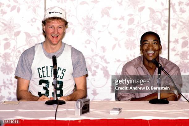 Isiah Thomas of the Detroit Pistons and Larry Bird of the Boston Celtics talk with the media during a 1986 press conference. NOTE TO USER: User...