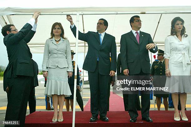 Tegucigalpa, HONDURAS: El presidente de Panama, Martin Torrijos ayuda a sostener los tirantes de una carpa durante los actos oficialesa a su arribo a...