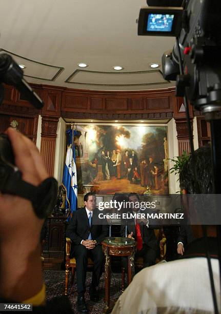 Tegucigalpa, HONDURAS: El presidente de Panama, Martin Torrijos y su homologo de Honduras, Manuel Zelaya, ofrecen una conferencia de prensa tras...