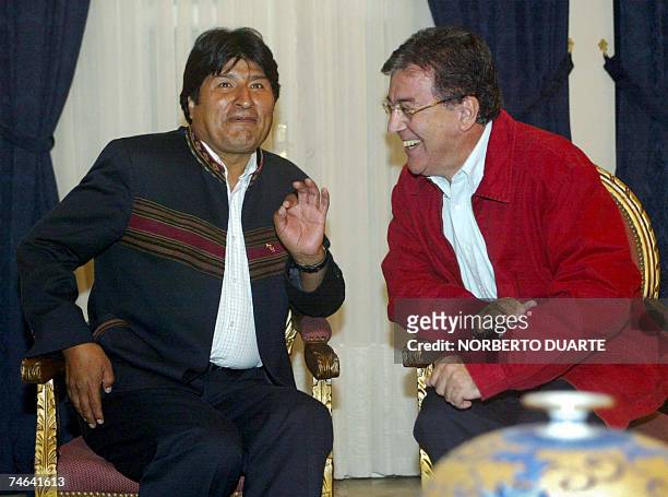 El presidente de Bolivia Evo Morales y su homologo paraguayo Nicanor Duarte Frutos bromean durante una reunion en la residencia presidencial en...