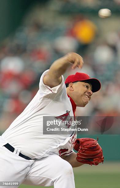 Starting pitcher Bartolo Colon of the Los Angeles Angels of Anaheim throws a pitch against the Seattle Mariners on May 28, 2007 at Angel Stadium in...