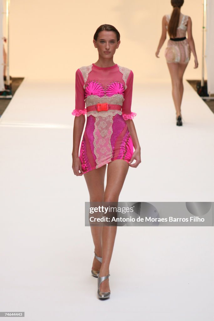 London Fashion Week - SpringSummer 2007 - Chrsitopher Kane - Runway