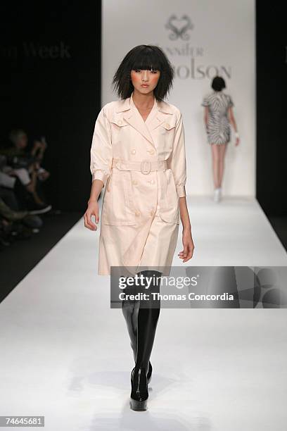 359 Jennifer Nicholson Spring 2007 Runway Stock Photos, High-Res ...