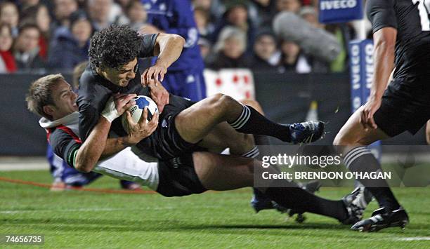 Hamilton, NEW ZEALAND: Ryan Smith of Canada tackles Doug Howlett of New Zealand during their rugby international at Waikato stadium in Hamilton, 16...