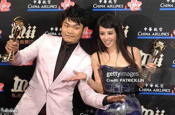 South Korean singer Nicky Lee and Taiwan's Jolin Tsai pose after winning the Best Male/Female Vocalist-Mandarin awards during the 18th Golden Melody...