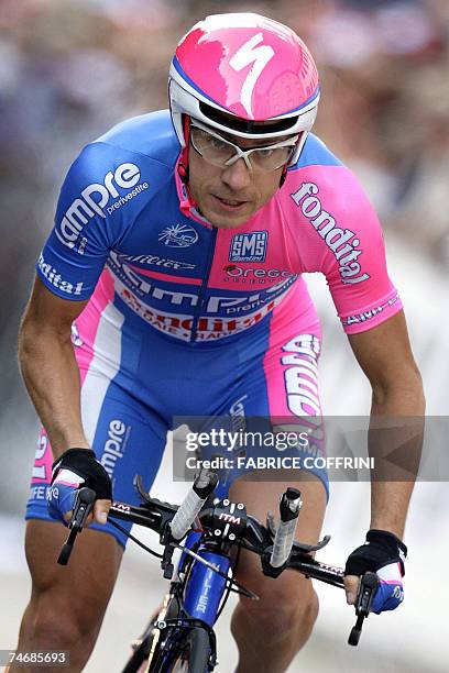 Italian Damiano Cunego rides 16 June 2007 during the prologue of the 71th "Tour de Suisse" UCI protour cycling stage race, a 3,8 kilometers time...