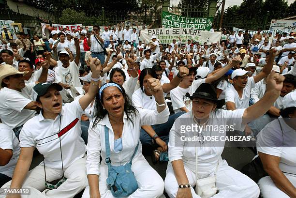 San Salvador, EL SALVADOR: Miembros de sindicatos y organizaciones sociales realizan una protesta frente al hospital Rosales para denunciar y...