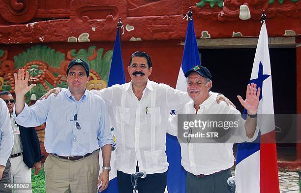 Tegucigalpa, HONDURAS: Los presidentes de Panama Martin Torrijos , de Honduras, Manuel Zelaya , y de Guatemala, Oscar Berger , posan luego de brindar...