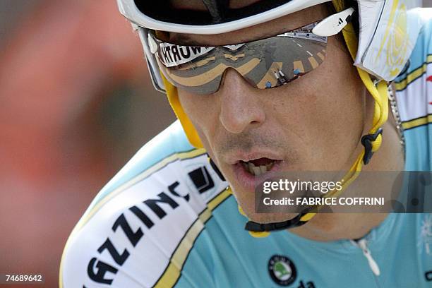 German rider Andreas Kloeden competes 16 June 2007 during the prologue of the 71th "Tour de Suisse" UCI protour cycling stage race, a 3.8 kilometre...