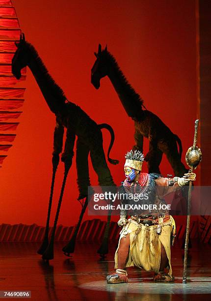 Johannesburg, SOUTH AFRICA: Buyisile Zama performs 05 June 2007 as Rafiki, the sangoma monkey in The Lion King, the award-winning rites of passage...